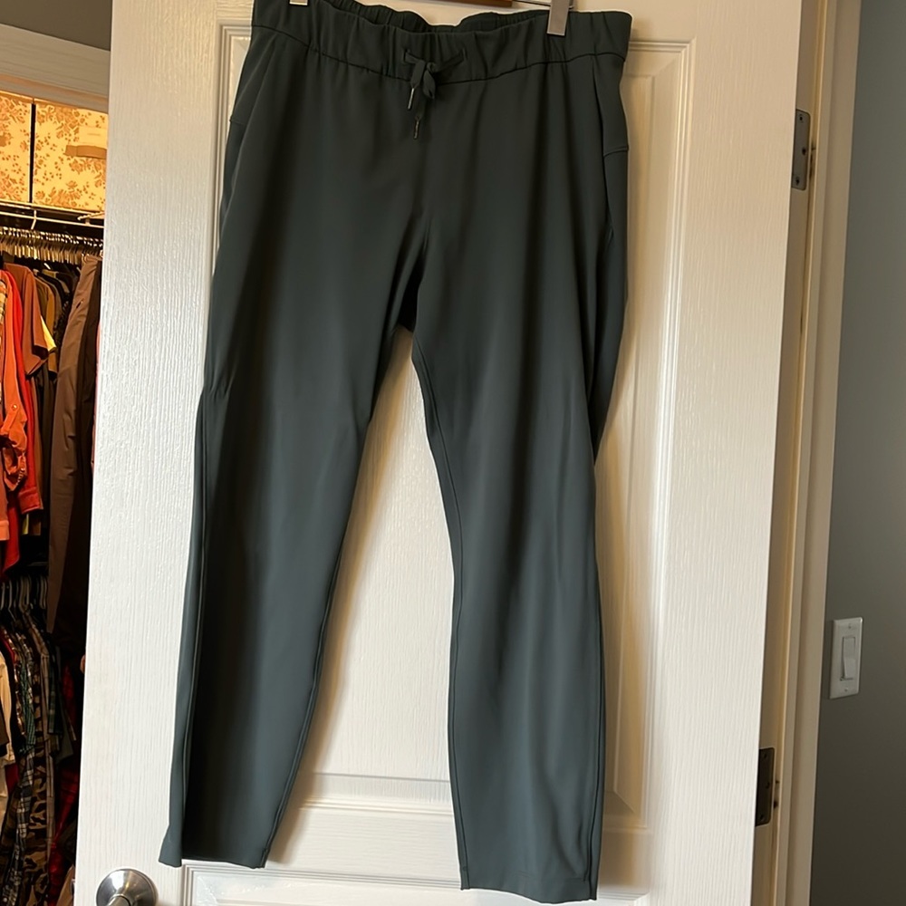 Lululemon On The Fly Pant *28" sz 10